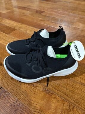 OOFOS Mens Black Knit Lace-Up Sneakers with White Sole